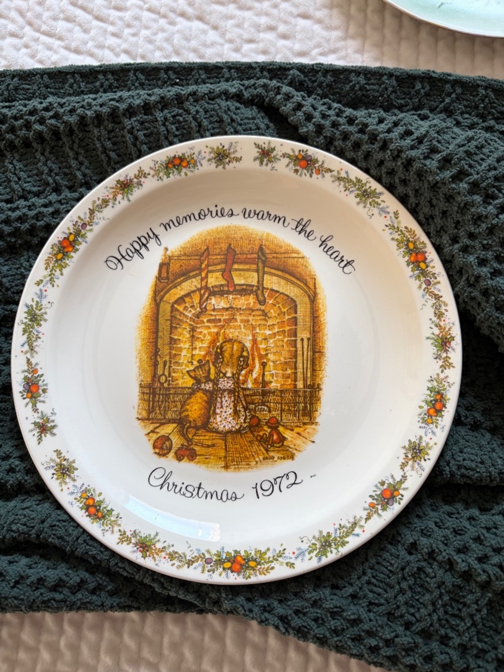 DECORATIVE HOLLY HOBBIE 1972 CHRISTMAS HAPPY MEMORIES WARM THE HEART